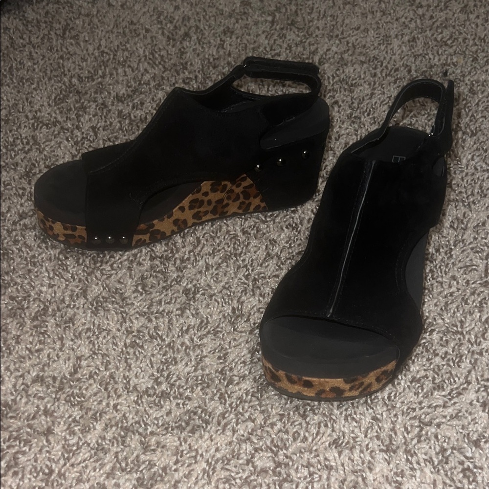 Elegant Black Wedge Sandals with Leopard Detail